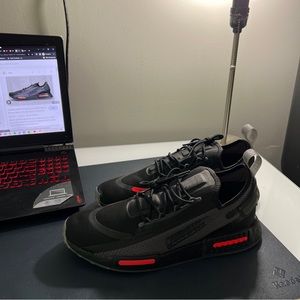 11 Adidas NMD, R1, core black, gray red